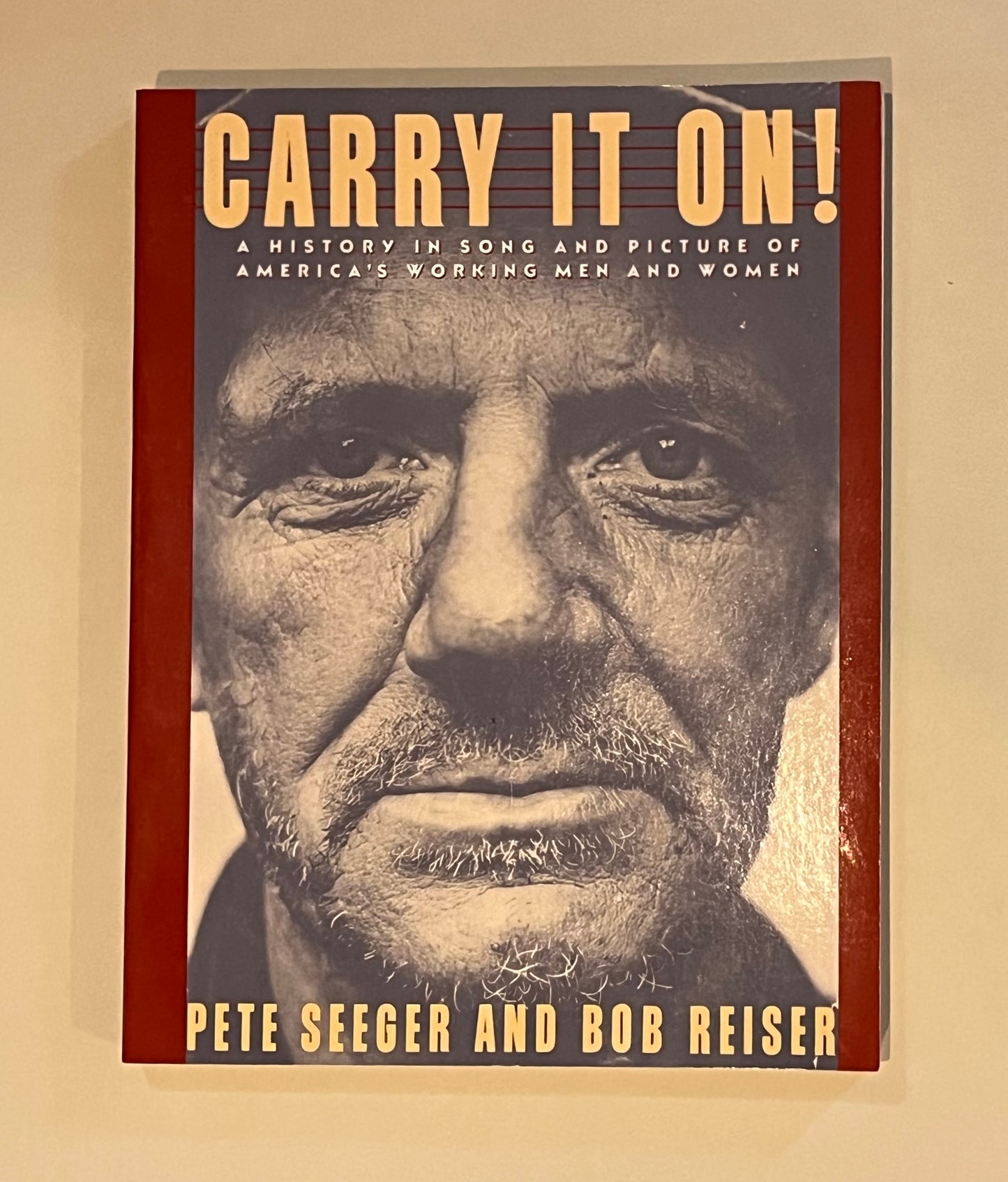 Pete Seeger and Bob Reiser - Carry It On!: A History in Song and Picture of America's Working Men and Women